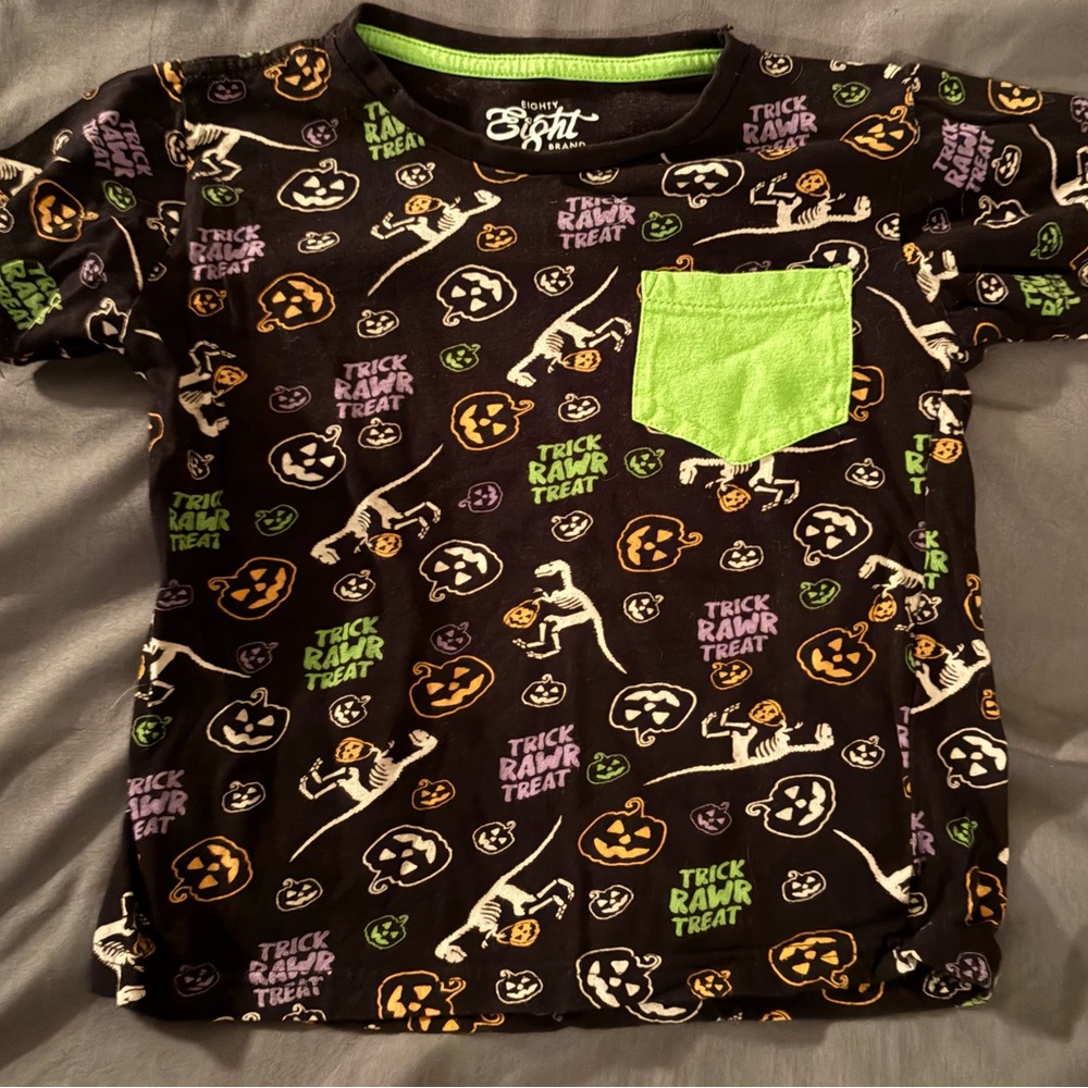 Halloween Themed Graphic T-Shirt with Green Pocket